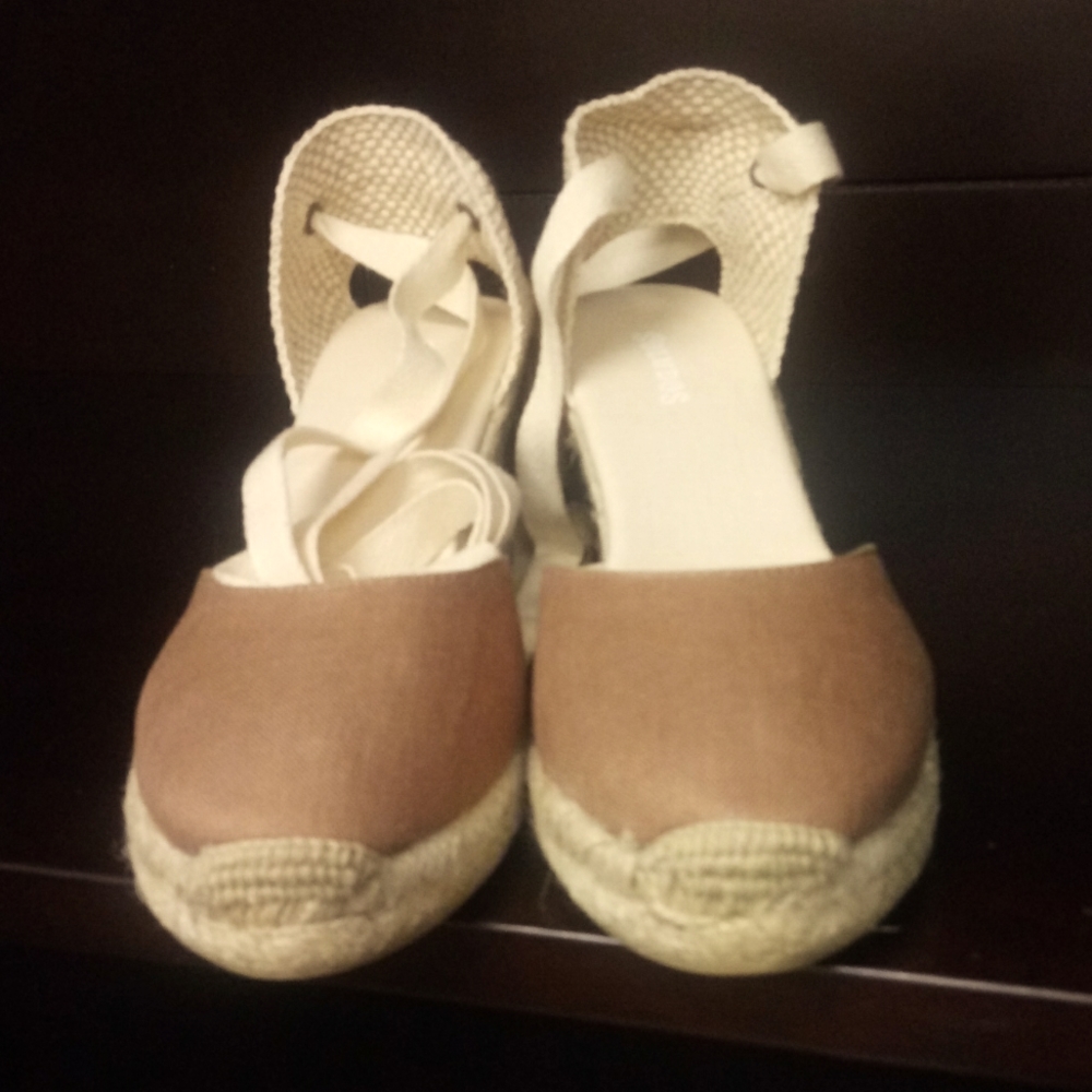 Soludos Classic 3.5" Wedge, size 9.5 in the box